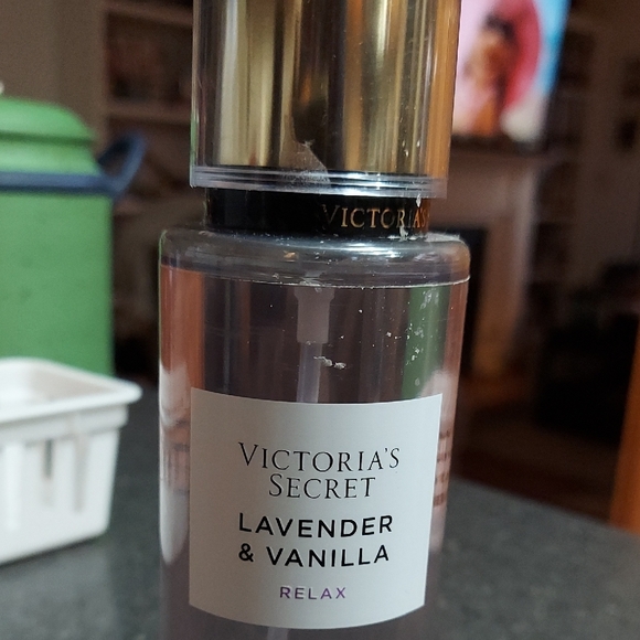 Victoria's Secret Lavender & Vanilla Mist - Picture 2 of 8